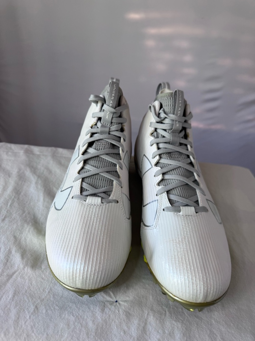 Under Armour Mens Light Gray Athletic Football Cleats with Subtle Lime Trim - Picture 7 of 7